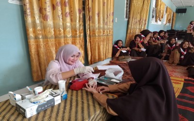 PEMERIKSAAN KESEHATAN SISWA DI MTsN 1 GAYO LUES: KOLABORASI DENGAN PUSKESMAS KOTA BLANGKEJEREN